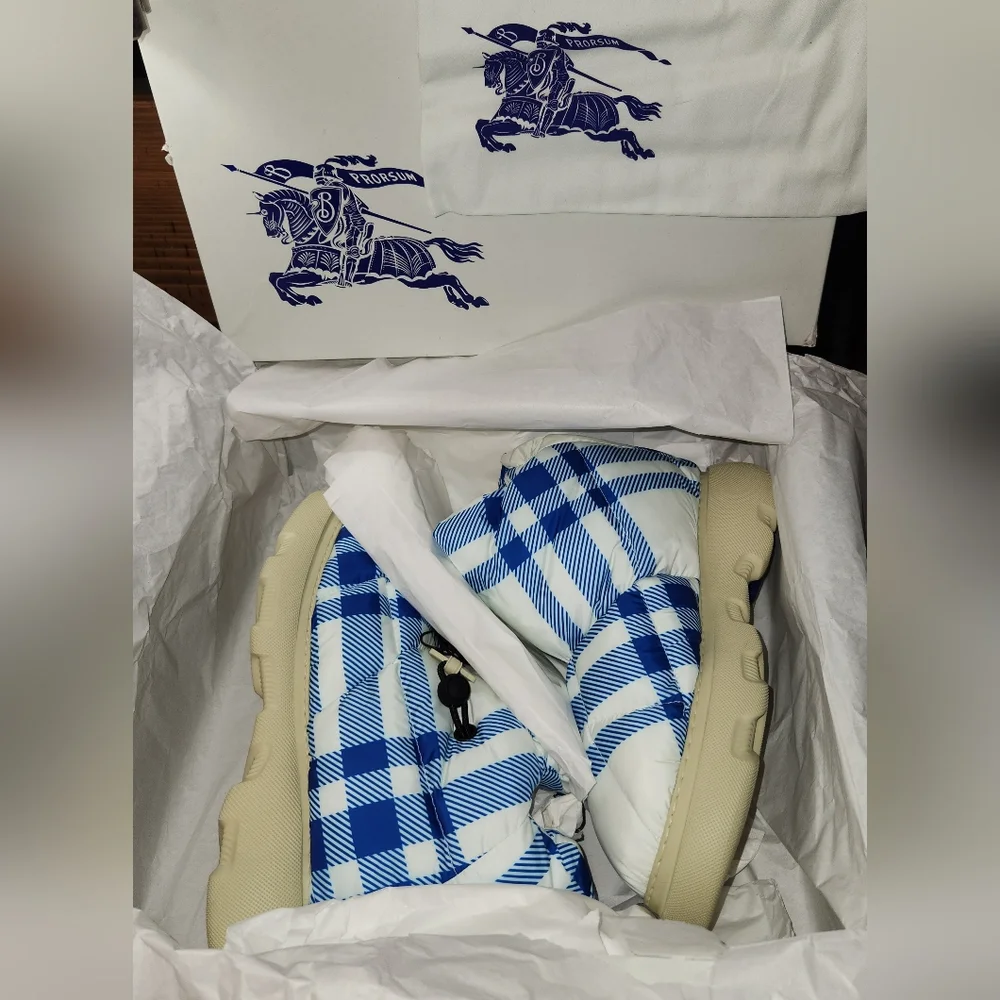 Burberry Pillow Booties -UNISEX - Mens Size 40 - Size 7.5/8 - Wmn Sz 9/9.5 - Picture 1 of 14